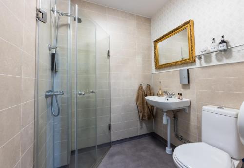马卡吕德马卡吕德斯托拉酒店的带淋浴、卫生间和盥洗盆的浴室