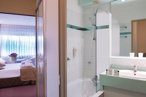 艾克斯莱班马尔利奥布洛斯别墅Spa酒店的带淋浴、浴缸和盥洗盆的浴室