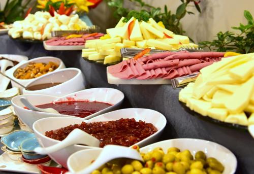 奥尔塔贾GRAND KÖSE AİRPORT HOTEL的一张桌子,上面放着不同种类的奶酪和其他食物
