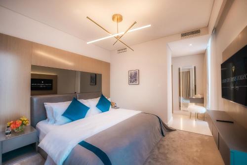Dubai MarinaAria Apartment Dubai Marina -Two Bedroom Apartment By Luxury Explorer's Collection的一间卧室配有一张大床和吊扇