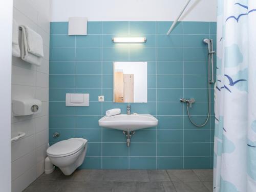 萨尔茨堡克尔品豪斯萨尔兹伯格酒​​店的蓝色的浴室设有水槽和卫生间
