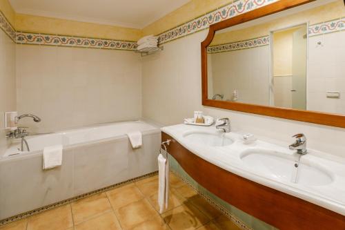 卡兰博希La Quinta Menorca by PortBlue Boutique - Adults Only的浴室设有2个水槽、浴缸和镜子