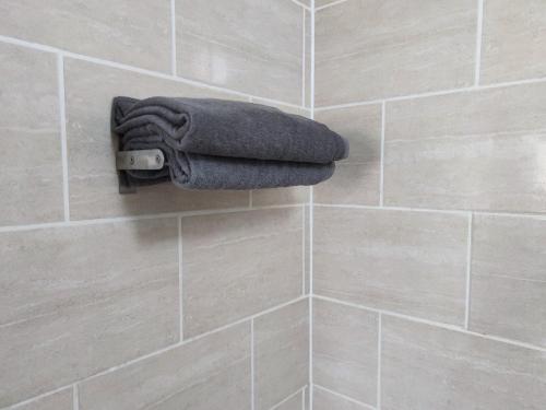 伦敦3 BEDROOM FLAT IN CENTRAL LONDON - REGENTS PARK / BAKER ST的浴室铺有瓷砖,墙上配有毛巾