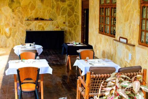 南威Ondo House的餐厅设有2张带白色桌布的桌子