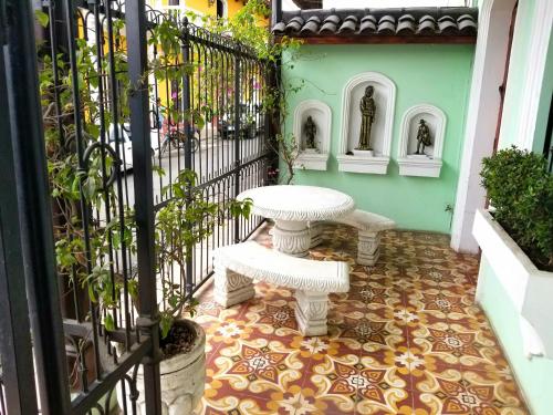 格拉纳达Casa del Agua的门旁的天井配有白色桌子和长凳