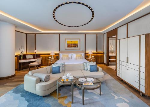 利雅德Mandarin Oriental Al Faisaliah, Riyadh的酒店客房,配有床和沙发