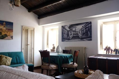 巴勒莫Attico con terrazza sul porto的客厅配有绿色的桌子和椅子
