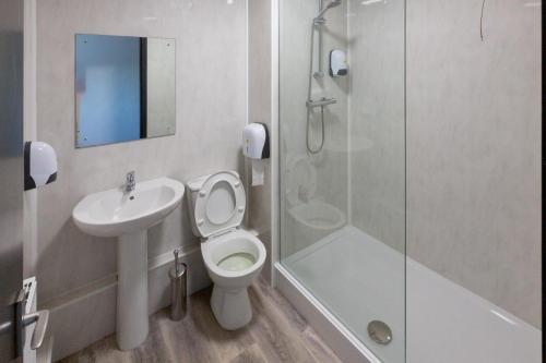 Immingham佩尔汉姆酒店的浴室配有卫生间、盥洗盆和淋浴。