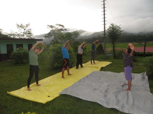 GorkhāGorkha Organic Agro Farm的一群人用黄色毯子做瑜伽