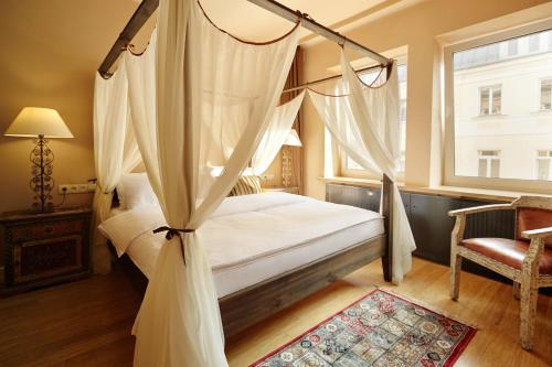 华沙欧迪南卡安眠公寓的一间卧室配有一张天蓬床和窗户