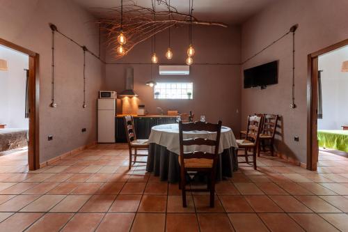 FuentealbillaBodega Andrés Iniesta con visita y cata的一间带桌椅的用餐室和一间厨房