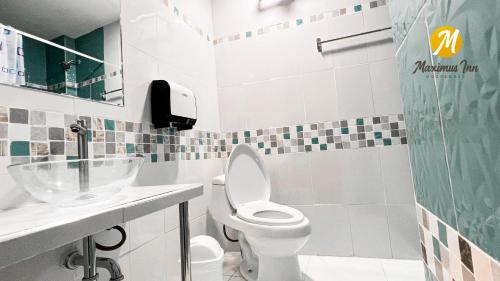 SechuraMaximus Inn的一间带卫生间和水槽的浴室