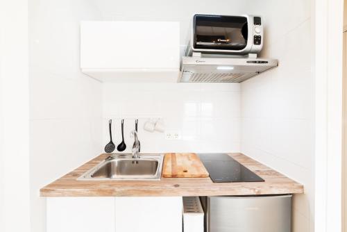 塞拉内华达SnowSun的厨房配有水槽和微波炉