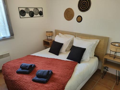 于泽斯Le Pietra的一间卧室配有一张带两个蓝色枕头的床