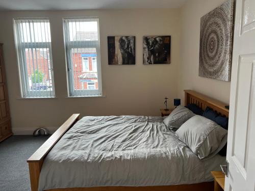 唐克斯特Urban view的卧室内的一张床位,设有两个窗户
