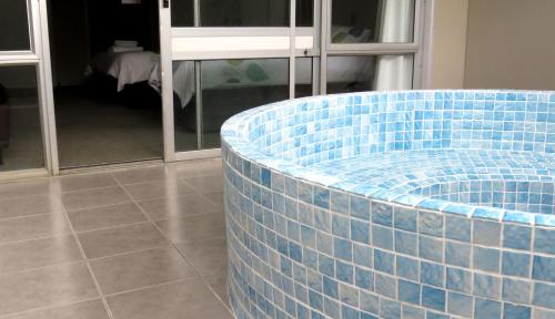 罗托鲁瓦库伊劳公园汽车旅馆的客房中间设有蓝色瓷砖浴缸。