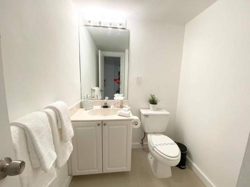 迈阿密海滩Zen Vacation Rentals Modern Penthouse Across Ocean的白色的浴室设有卫生间和水槽。