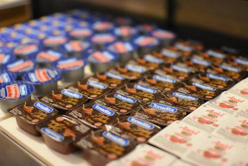 门多萨门多萨丽兹酒店的桌子上排着一大堆巧克力