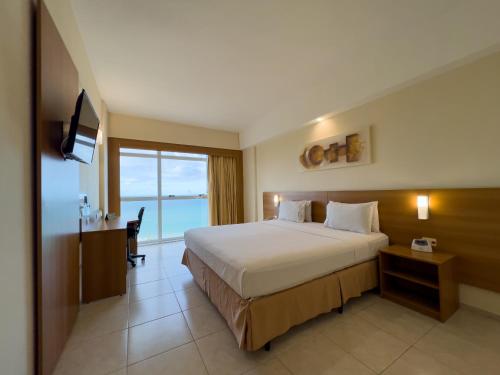 纳塔尔纳塔尔潘塔内格拉智选假日酒店的酒店客房设有一张大床和一台电视。