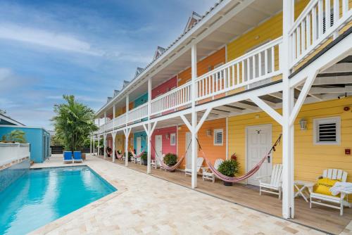 威廉斯塔德Bed & Bike Curacao - Jan Thiel的大楼前带吊床的游泳池