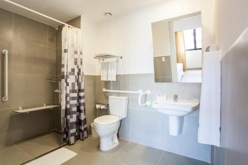 圣保罗伊比拉普埃拉旅游&居住公寓式酒店的一间带卫生间和水槽的浴室
