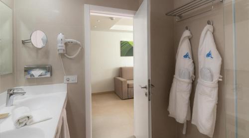帕塔拉瓦卡Marina Elite的浴室配有盥洗盆、淋浴和毛巾