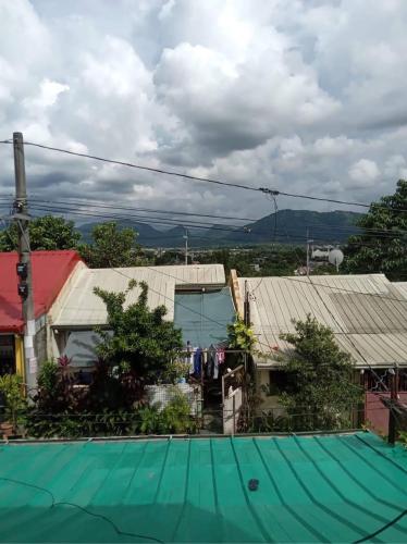 马尼拉Balili Property at Metro Manila Hills Subd Rodriguez Rizal的享有带绿色屋顶的房子的景色