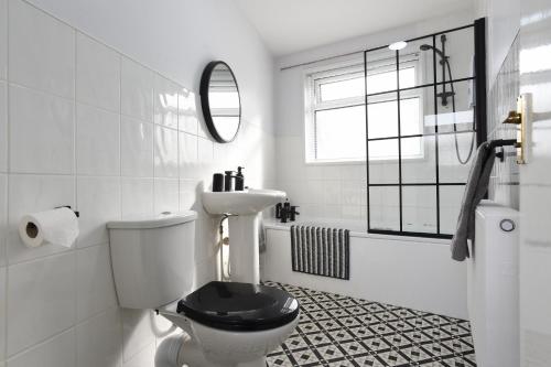 朴次茅斯Fully Refurbed : DRIVEWAY : HotTub : Central Location的白色的浴室设有卫生间和水槽。
