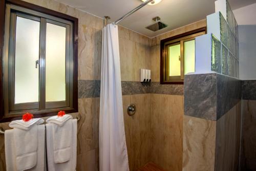 科罗尔Palau Carolines Resort的带淋浴和浴帘的浴室
