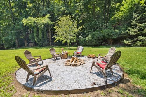 惠提尔Twin Ponds Retreats retreat的院子里火坑周围的一组椅子