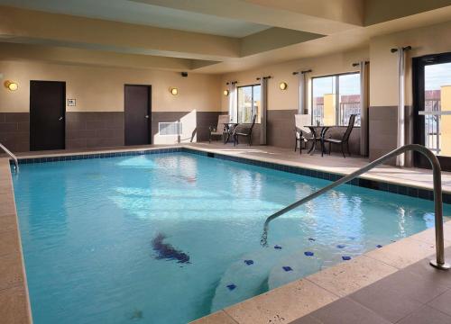 图珀洛图珀洛贝斯特韦斯特客栈及套房酒店的在酒店房间的一个大型游泳池