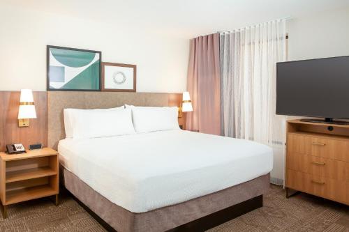 Staybridge Suites - San Bernardino - Loma Linda客房内的一张或多张床位