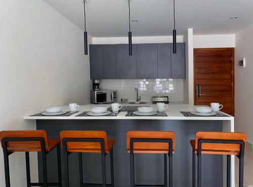 加尔潘Kali Secreto的厨房配有橙色椅子和厨房台面