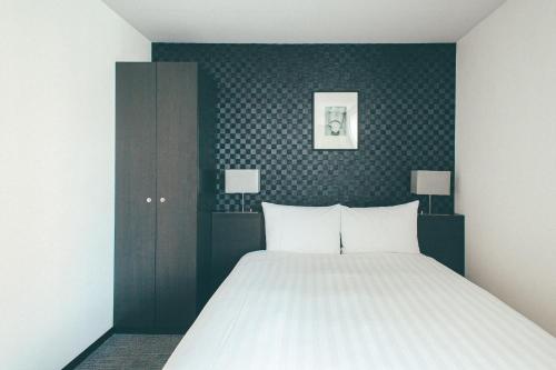 名古屋汉密尔顿酒店 布莱克的一间卧室设有一张床和黑色的墙壁