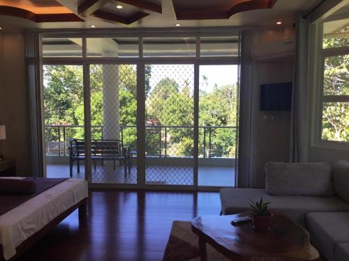 曼巴豪Camiguin Lanzones Resort的客厅配有沙发和桌子