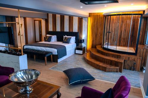 伊兹密尔Mira Hotel Boutique的一间卧室设有一张床和一间客厅。
