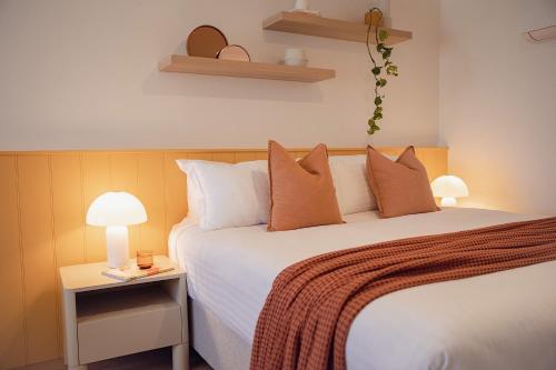 爱丽丝湾Sunnymead Hotel的卧室配有带枕头的大型白色床