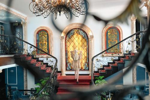 下龙湾Le Theatre Cruises - Wonder on Lan Ha Bay的走下楼梯的女人,在门前