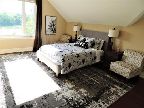 多伦多iResidence in Toronto - LUX 3 Bedroom Vacation Home的卧室配有床、椅子和窗户。