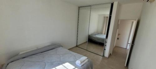 埃塞萨House near ezeiza international airport的一间卧室配有一张床和镜子