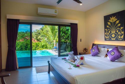 湄南海滩Villa Zen Island的一间卧室设有一张床,享有游泳池的景色