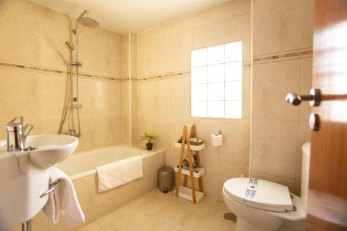 马林Solpor Marín的带浴缸、盥洗盆和卫生间的浴室