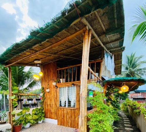 Joyful Hut with Netflix and Perfect Sunrise View Maya, Daanbantayan的一座带屋顶的小型木制建筑