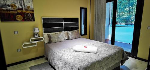阿雷纳斯德圣佩德罗APARTAMENTO ALES的一间卧室配有一张带横跨床的卧室