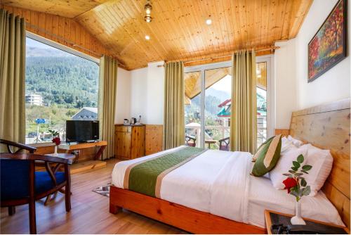 马拉里Tripli Hotels Stone House Cottage的一间卧室配有一张床、一张书桌和窗户。