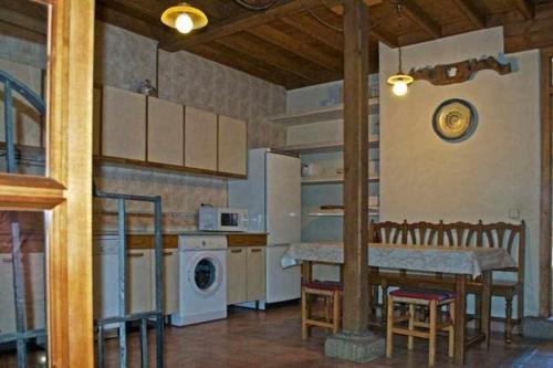 TormellasLa Torre del Molino es una casa rural ubicada sobre un antiguo molino的一间带桌子的厨房和一间餐厅