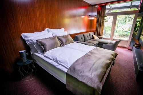 多瑙新城Motel 1的一间卧室配有一张大床和一张沙发
