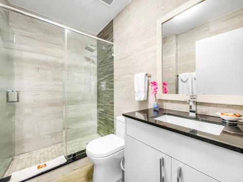 好莱坞卡萨佩莱格里诺精品酒店的一间带卫生间、水槽和镜子的浴室