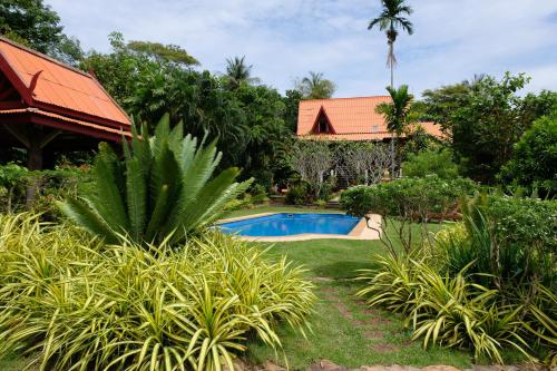 俊穆岛Piman Pu的一个带游泳池和房子的花园