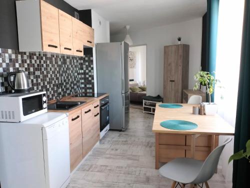 卢宾Apartament Leśny的厨房配有白色冰箱和桌子